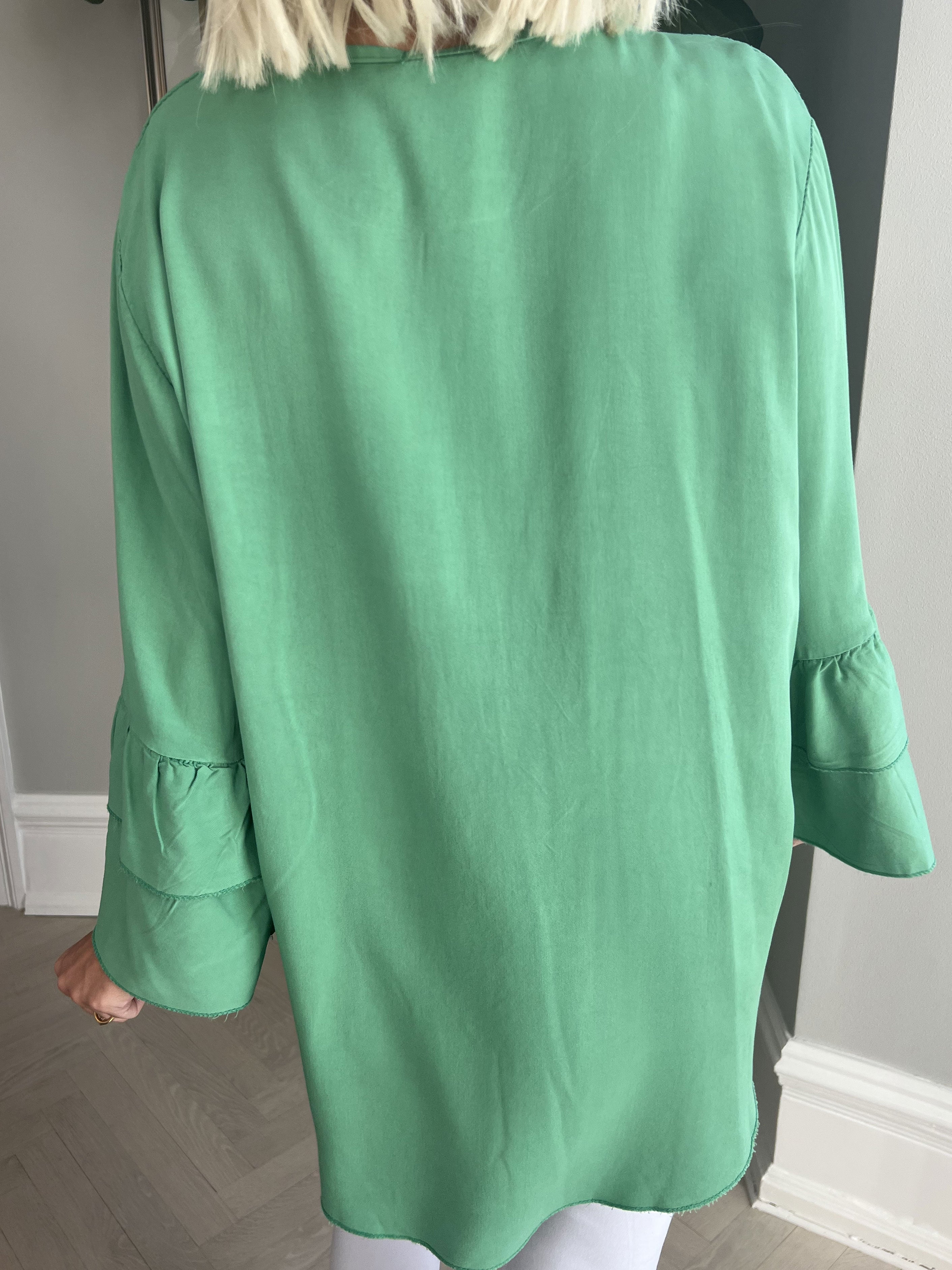 Kayla - Söt blus i viskos med volanger på ärmarna